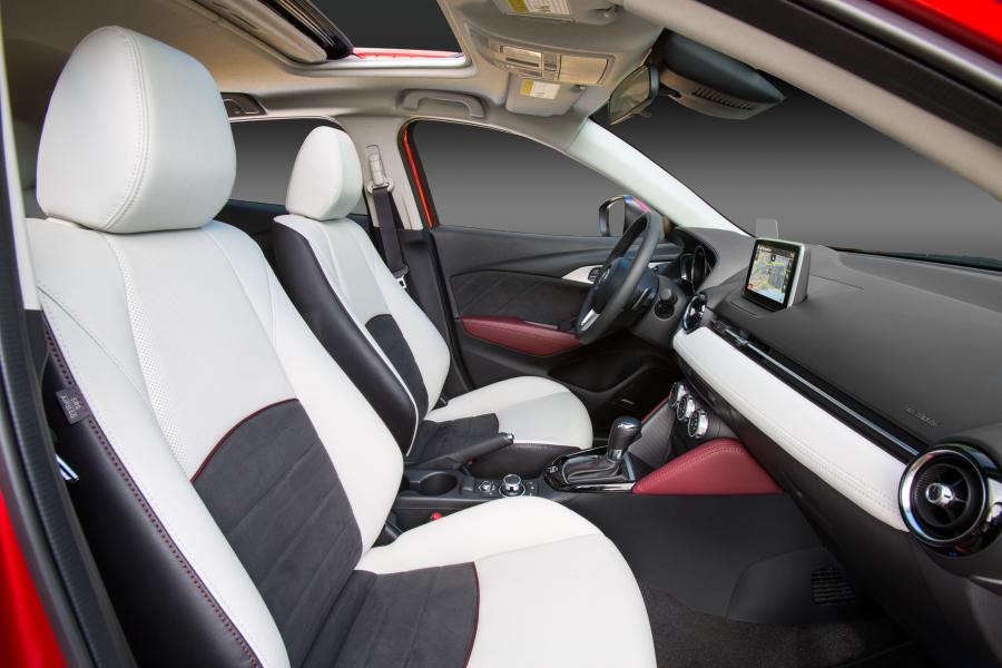 Интерьер Mazda CX-3 2015 года  (US) (фото 15 из 22)